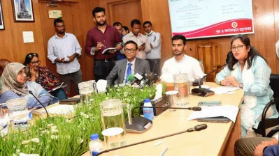 শ্রমিক কল্যাণ তহবিলে গ্রামীণফোনের লভ্যাংশের চেক প্রদান অনুষ্ঠানে ক্রীড়া উপদেষ্টা। ছবি: সংগৃহীত