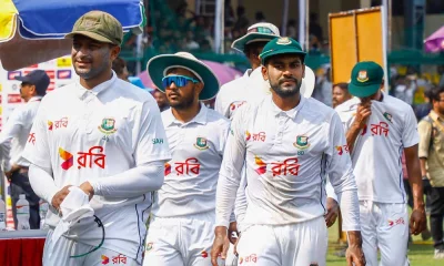 টেস্ট ক্যাপ পরে সম্ভবত শেষবারের মতো মাঠ ছাড়ছেন সাকিব। ছবি: মোশারফ ভুবন