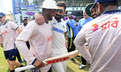 ম্যাচ শেষে কোহলিকে সাকিবের গলা জড়িয়ে কথা বলতে দেখা যায়। ছবি: মোশারফ ভুবন