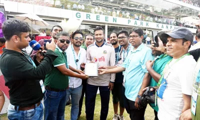 সাকিবকে স্মারক উপহার দিয়েছেন কানপুরে যাওয়া বাংলাদেশি ক্রীড়া সাংবাদিকরা। ছবি: মোশারফ ভুবন