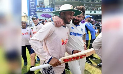 সাকিবকে ব্যাট উপহার দেন বিরাট কোহলি। ছবি: মোশারফ ভুবন