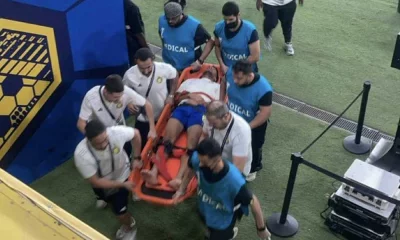স্ট্রেচারে করে মাঠের বাইরে নেওয়া হচ্ছে সালেম আল&ndash;নজদীকে। -টুইটার