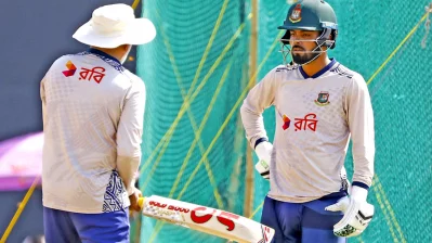 তাওহীদ হৃদয়কে কোচের টিপস। ছবি: মোশারফ হোসেন