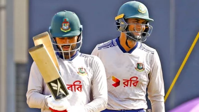 মেহেদী হাসান মিরাজ ও মাহমুদউল্লাহ ব্যাটিংয়ের অপেক্ষায়। ছবি: মোশারফ হোসেন