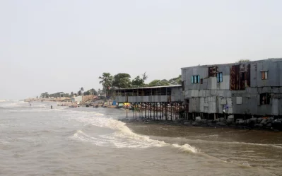 এই টিনশেড ঘরগুলো সৈকতের পরিবেশ নষ্ট করছে