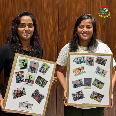 নিগার ও নাহিদার হাতে মাঠের বিভিন্ন মুহূর্তের ছবি দিয়ে সাজানো একটি করে স্মারক তুলে দেন বিসিবির নারী ক্রিকেট বিভাগের প্রধান ও সাবেক অধিনায়ক হাবিবুল বাশার। ছবি: বিসিবি