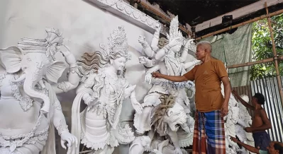 প্রতিমা গড়ছেন অমল পাল | ছবি: দেশ রূপান্তর