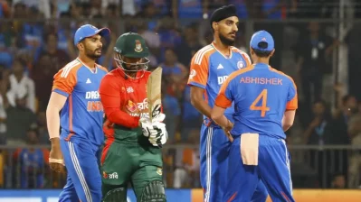 বাউন্ডারি মারার পরের বলেই আউট লিটন দাস। ছবি: মোশারফ হোসেন