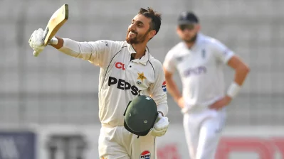 তৃতীয় টেস্ট সেঞ্চুরিতে ১৫ টেস্টেই ১০০০ রান পূর্ণ করলেন সালমান আগ। ছবি: এক্স
