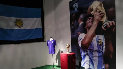 ১৯৮৬ সালের বিশ্বকাপের ট্রফি হাতে ম্যারাডোনা।