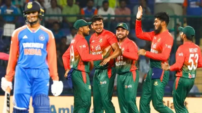 প্রথম ব্রেক থ্রু দেন তাসকিন আহমেদ। ছবি: মোশারফ হোসেন