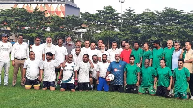 সাবেক ফুটবলারদের সঙ্গে তাবিথ আউয়াল। ছবি: সংগৃহীত
