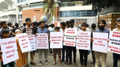 সাকিবকে দল থেকে বাদ দেয়ার দাবিতে বিক্ষোভ