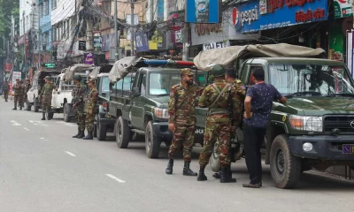 স্টেডিয়ামের সামনে প্রশিকার মোড় থেকে মিরপুর-২ নম্বর পর্যন্ত রাস্তা সম্পূর্ণ ফাঁকা করা হয়েছে। কোনো গাড়ি প্রবেশ করতে দেওয়া হচ্ছে না।  ছবি: মোশারফ ভুবন