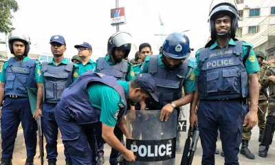 খেলা চলাকালীন মাঠে নিরাপত্তা নিশ্চিত করতে একযোগে কাজ করছে নিরাপত্তার দায়িত্বে নিয়োজিত বাহিনীগুলো।  ছবি: মোশারফ ভুবন