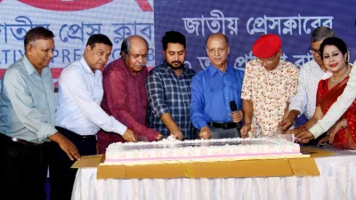 জাতীয় প্রেস ক্লাবের প্রতিষ্ঠাবার্ষিকীর অনুষ্ঠানে কেক কাটছেন তথ্য ও সম্প্রচার উপদেষ্টা নাহিদ ইসলাম। ছবি: সংগৃহীত