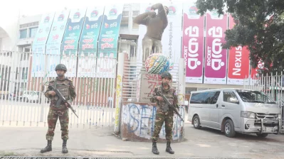 স্টেডিয়ামের ২ নম্বর ফটকটাই প্রধান প্রবেশদ্বার। সেখানেও এবার অন্যরকম কড়াকড়ি। ছবি: মোশারফ ভুবন
