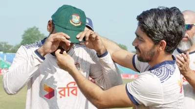 মাহিদুলকে টেস্ট ক্যাপ পড়িয়ে দেন মুমিনুল হক। ছবি:বিসিবি