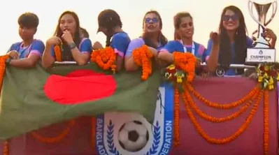 ছাদ খোলা বাসে সাফ জয়ীরা 