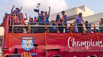 সাফজয়ী মেয়েরা ছাদখোলা বাসে