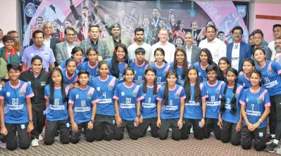 সাফজয়ী নারী ফুটবলারদের সংবর্ধনা দেন ক্রীড়া উপদেস্টা আসিফ মাহমুদ। ছবি: বাফুফে