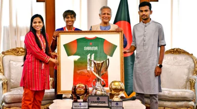 খেলোয়াড়দের সাক্ষর করা জার্সি দেওয়া হয় প্রধান উপদেষ্টা ড. মুহাম্মদ ইউনূসকে 