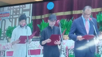 শপথ নিচ্ছেন মোস্তফা সরয়ার ফারুকী 