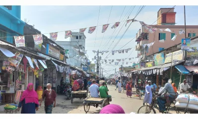 ৭০ ফুট সড়কের দুইপাশে দখল করে দোকান