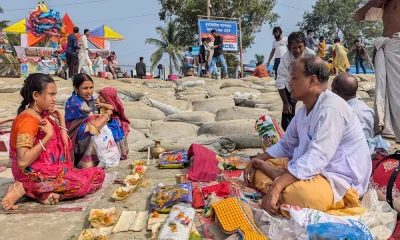 পূন্যস্নানের আগে সৈকতে বেল পাতা, ফুল, ধান, দুর্বা সমুদ্রে জলে অর্পন করে সনাতনী নারীরা