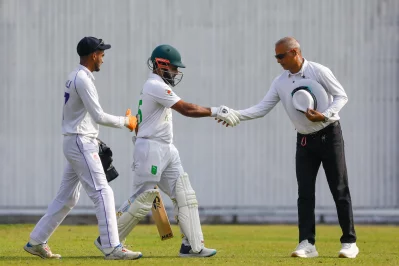আম্পায়ার মাসুদুর রহমান মুকুল এসে হাত মেলান। ছবি: মোশরাফ ভুবন