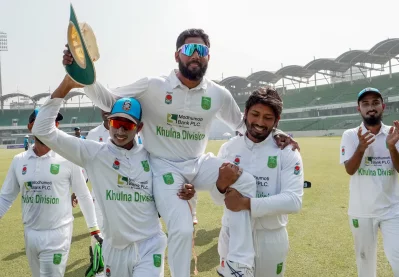 সতীর্থের কাঁধে চড়ে লাল বলকে বিদায় ইমরুলের। ছবি: মোশারফ &zwj;ভুবন