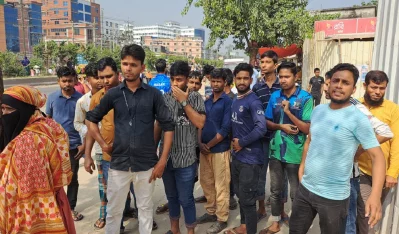 বকেয়া বেতনের দাবিতে বেক্সিমকো শ্রমিকরা ফের মহাসড়ক অবরোধ করে বিক্ষোভ করেছে
