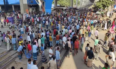 মহাখালী রেলগেট ও সড়ক অবরোধ করেছেন ব্যাটারিচালিত রিকশাচালকরা