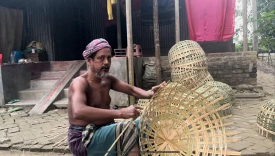 নিজ বাড়িতে ঝুড়ি তৈরি করছেন এক ব্যক্তি | ছবি: দেশ রূপান্তর