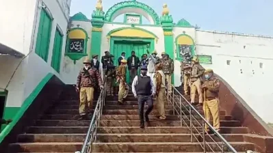 মসজিদ সার্ভে করতে আসলে স্থানীয়দের সঙ্গে পুলিশের সংঘর্ষ হয়