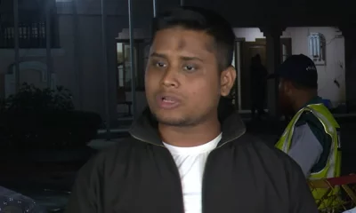 সাংবাদিকদের সঙ্গে কথা বলছেন হাসনাত আবদুল্লাহ