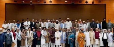 প্রধান উপদেষ্টা ড. মুহাম্মদ ইউনূসের সঙ্গে বৈঠকের পর রাজনৈতিক দলগুলোর নেতারা। বুধবার (৪ ডিসেম্বর) রাজধানীর ফরেন সার্ভিস একাডেমিতে