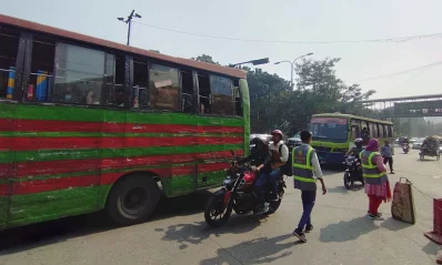 রাজধানীর আসাদ গেট এলাকায় ট্র্যাফিক দায়িত্ব পালন করছেন দুই শিক্ষার্থী 