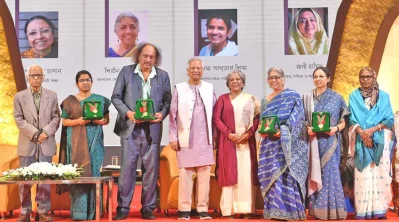 রোকেয়া পদক প্রাপ্তদের সাথে প্রধান উপদেষ্টা অধ্যাপক ড. মুহাম্মদ ইউনূস