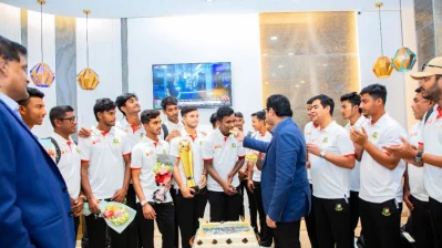 বিমানবন্দরে কেকে কেটে যুব ক্রিকেটারদের বরণ করে নেয় বিসিবি