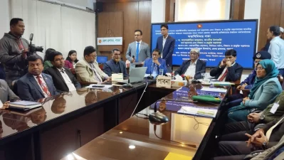 পাবনা জেলার সরকারি কর্মকর্তাদের সঙ্গে মতবিনিয়ম সভায় অর্থ, বিজ্ঞান ও প্রযুক্তি মন্ত্রণালয়ের উপদেষ্টা ড. সালেহ উদ্দিন।