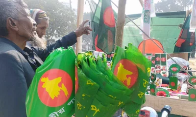 শহীদ বুদ্ধিজীবী কবরস্থানের সামনে পতাকা বিক্রি করা হচ্ছে। ছবি: দেশ রূপান্তর