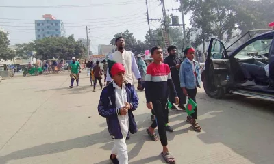 মাথায় পতাকা বেধে শহীদ বুদ্ধিজীবীদের শ্রদ্ধা জানাতে এসেছে কয়েকজন শিক্ষার্থী। ছবি: দেশ রূপান্তর 