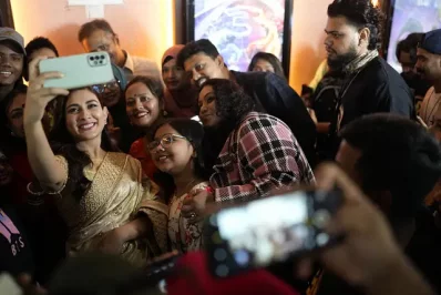 সিনেমার প্রদর্শনী শেষে দর্শকদের সঙ্গে সেলফি তুলছেন &lsquo;প্রিয় মালতী&rsquo;।