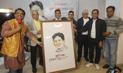 প্রকাশক মনিরুল হকের নেতৃত্বে সম্পাদনা পরিষদ সাংবাদিক ও কথাসাহিত্যিক মোস্তফা মামুনের হাতে তুলে দিচ্ছেন বইটির প্রচ্ছদের একটি অ্যালবাম।