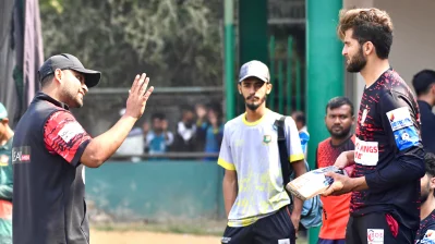 বরিশালের অনুশীলনে তামিম ইকবালের সঙ্গে খুনসুটিরত শাহিনশাহ আফ্রিদি। ছবি: মোশারফ ভুবন