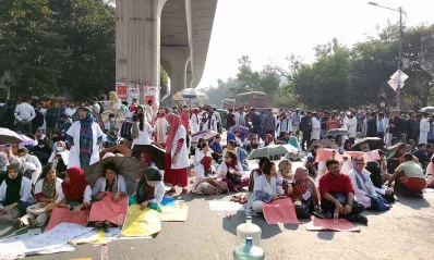 শাহবাগ মোড় অবরোধ করে ট্রেইনি চিকিৎসকদের আন্দোলন চলছে 