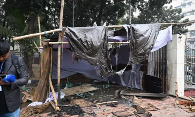 টিকিট কাউন্টারে আগুন ধরিয়ে দেন বিক্ষুব্ধ দর্শকরা। ছবি: মোশারফ ভুবন