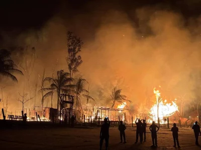 আগুন দেখতে আসা কৌতূহলী মানুষের ভিড়