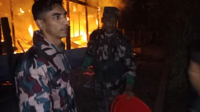 আগুন নিয়ন্ত্রণে স্থানীয়দের পাশাপাশি কাজ করে বিজিবি সদস্যরা